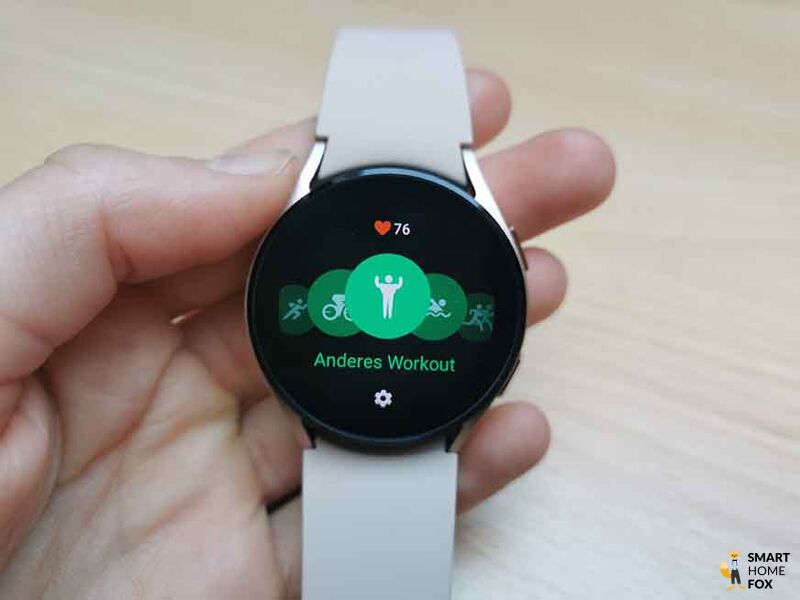 Вы можете увидеть, как на Samsung Galaxy Watch 4 можно выбрать различные программы тренировок.